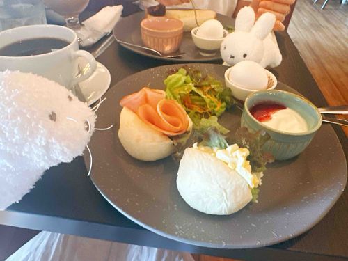 あられのご飯狙われてる...