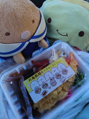 どよびおうどん、かって、たべよ、おもたらなんか、やさいこおてた
かなしいから、たこさん、えびさんたべたなの
おうどんおうちでたべたなの