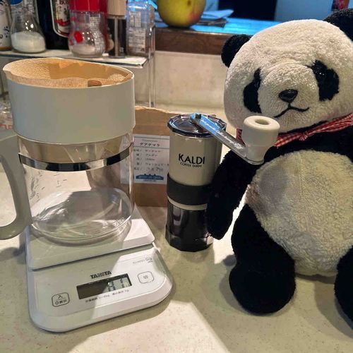 🎀「みんなやっほー！あかだよ〜🐼今日はご主人君が、お仕事でとっても嫌なこと言われちゃって落ち込んでいるみたいなの💦
　だからボクが、ご主人君が大好きなコーヒーを淹れて、元気出してもらおうと思うんだ！ご主人くん、待っててね！」