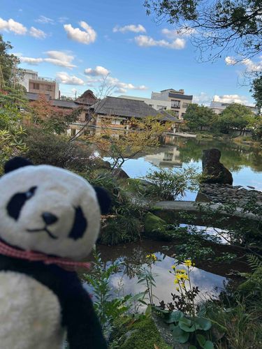 🎀「ここはぼくたちのお屋敷だよ〜✨えへへ、立派でしょ？」
(本当は養浩館庭園っていう昔の偉い人のお家だよ！)