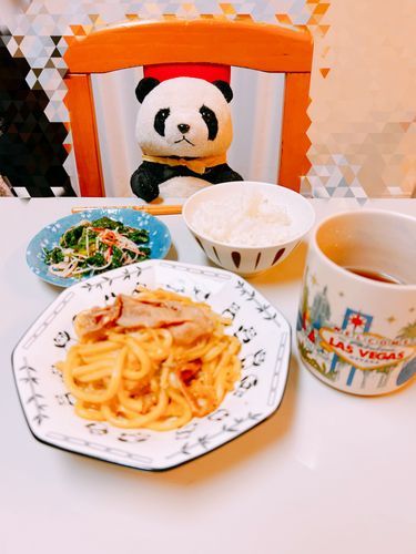 🎗️「味噌焼きうどんと、ほうれん草とカニカマの和物を作りましただ！
うーーん....おいしそうに写真を撮るのが難しいですだ〜😭次はもっと上手く撮りますだよ！」
