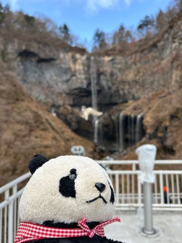 🎀「華厳滝だよ！壮大で、すごいね...なんだか、自分がちっぽけに思えちゃうよ」