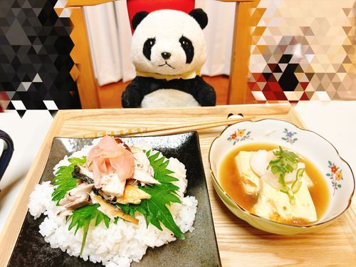 🎗️「今日のディナーは、八杯豆腐に焼き鯖の散らし寿司ですだ！✨✨栄養満点で美味しいですだ〜❣️」