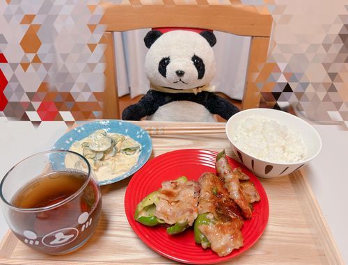 🎗️「この前のご飯ですだ！！
ピーマンのチーズ肉巻き🫑🧀と、ゆで卵ときゅうりの和物ですだ!🥒🥚
コクのある甘辛いタレと、濃厚なチーズがご飯によく合いますだねっ！でも、チーズはやっぱり溢れおちちゃうから、最後に追加で上からかけるのもいいかもしれないですだ！」