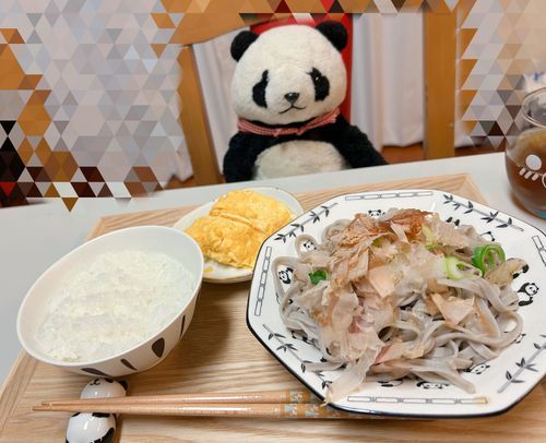 🎀「ちょっと前のゆうはんだよ！
冷やしお蕎麦と、だし巻き卵っ！
香りのあるお蕎麦に鰹節がとってもマッチしててすっごく美味しかったな〜✨
ちょっと暑くなってきたから、今の時期にぴったりなゆうはんだねっ！」