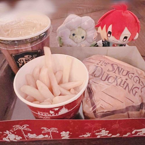 ♡2026.01.12♡
スナグリーダックリングで夜ご飯を食べました＞ ̫＜ ♡
バンズの部分が黄色のハンバーガーは初めて食べたのですごいなーっておもいました꒰՞ɞ̴̶̷̥⩊ɞ̴̶̷̥꒱֯♡⬅️❓笑
画像をまとめて投稿したいのでプレミアムに加入したいなーとお悩み中です-  ̫ -💭
