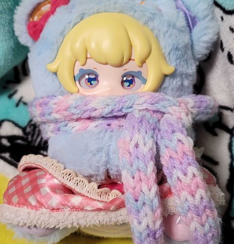 ままがマフラーを
ラムあみで作ってくれたよ！💜🩷🤍
わたしは、マフラーがなかったから、
もらってうれしいかったんだ。😊🩵
