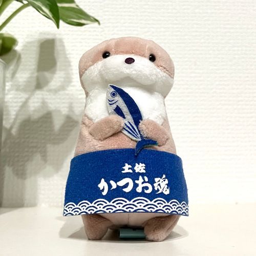 うそやん、間違えて人型ぬいぐるみの団体さんに飛び込んでしまってな

あげ直しです

いいねくださった方ごめんなさい

昨日持ち主がSNSで土佐限定のうそやんを見て「かわいい〜」なんて思ってお迎えを考えたらしい

でも家には既にいろいろなぬいぐるみがたっくさん居るから諦めたんだって

それで今日！
鉄道忘れ物市に行って山盛りに盛られた雑貨の山を漁っていたら手元にころんとうそやんが転がってきたんだど

「うそやん」て名前にぴったりな嘘みたいな出会いじゃろ？