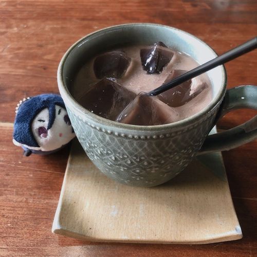 冷たいココアだ。飲んで休めよ、大将。