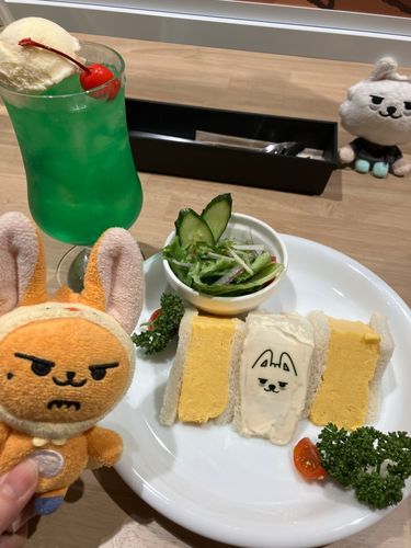 おともだちの ふぁんちゅん もいた🐰
しゃしんとるから ゆわれて かいぬしに すみっこに すわらされちゃった😠

