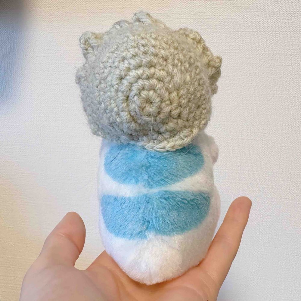 【おともだち投稿】にんげんちゃんがあみものをはじめたんだって🧶おぼうしをあんでみたよ✨️このこは、「なぞのきょうりゅう」ちゃん🦕ぴったりさいず〜！今度、ぼくたちサイズでも作ってもらおうっと(っ ॑꒳ ॑c)