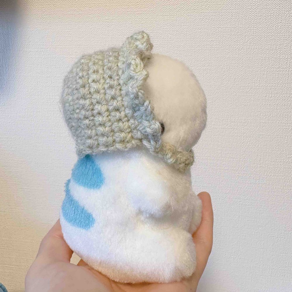 【おともだち投稿】にんげんちゃんがあみものをはじめたんだって🧶おぼうしをあんでみたよ✨️このこは、「なぞのきょうりゅう」ちゃん🦕ぴったりさいず〜！今度、ぼくたちサイズでも作ってもらおうっと(っ ॑꒳ ॑c)
