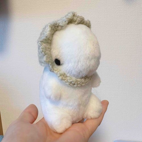 【おともだち投稿】にんげんちゃんがあみものをはじめたんだって🧶おぼうしをあんでみたよ✨️このこは、「なぞのきょうりゅう」ちゃん🦕ぴったりさいず〜！今度、ぼくたちサイズでも作ってもらおうっと(っ ॑꒳ ॑c)