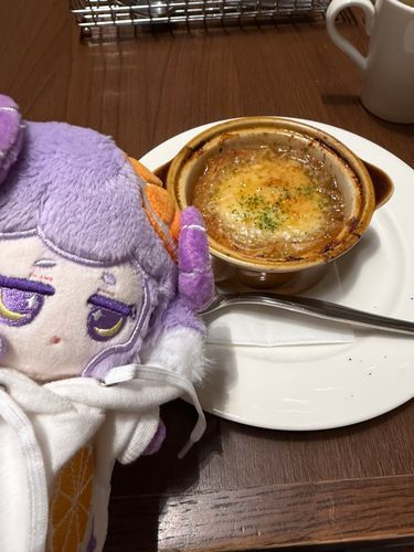 はじめて人間とでかけたときの、お写真です。
人間は、お写真をもたもた撮って、すぐにそそくさと、わたしをひっこめました。
不慣れでしたね。