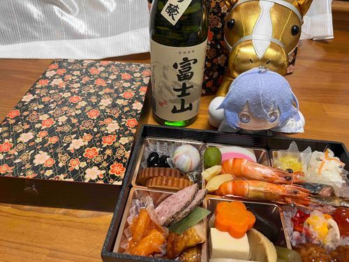 おせち料理〜
コヤ、めちゃくちゃ見てるじゃん 笑