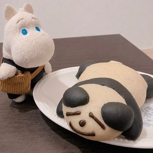 パンダさんのパンが気になっているようす