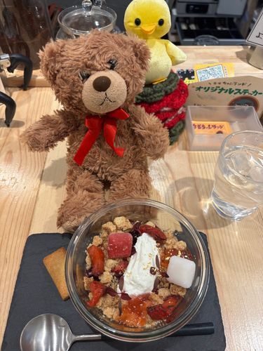 びびちゃんび！
AOAO SAPPOROの後には、シメパフェを食べに行ったび！
パフェと、夜なのにコーヒー☕️も飲んでしまったびよ！笑
シメパフェうまうまだったび〜！！
後ろにいるヒヨコさんは、このお店で働いてたび！
お疲れ様びよ！