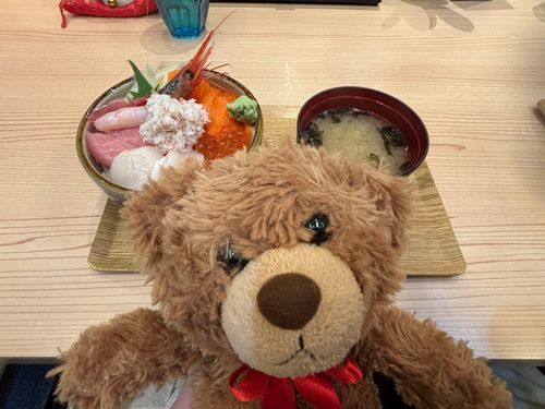 びびちゃんび！
まずは朝ごはんに海鮮丼び！
新鮮で、ネタも大きくて、味も濃厚でうまうまだったびー！！
しかも、安いんびよねー！
さいこーび！！！！！

