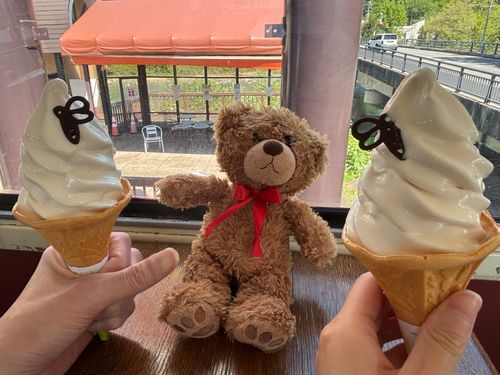 びびちゃんび！
ニンゲンが、ソフトクリーム食べてたびから、少し貰ったび！
はちみつ屋さんのソフトクリームなんびけど、かなりうまうまなんび！
ソフトクリームには、🐝のチョコレートがついてるぷ！
サイコロ振って8が出れば、🐝のチョコレート8個つけて貰えるんびよー！！！！
今回は、ニンゲン2人のサイコロの目を足せば8だったび笑笑