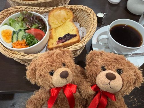 びびちゃんび！
カフェでモーニング食べてきたびー！
コーヒーもパンもサラダもめちゃくちゃうまうまだったび！
また旅行行った時に食べたいび🎶