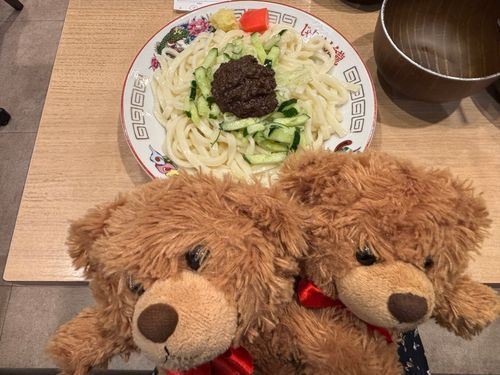びびちゃんび！
盛岡じゃじゃ麺食べたびー！
いつも遊びに来る度に行列のお店なんびけど、今回はお昼の時間が過ぎていたこともあって、空いてたび！