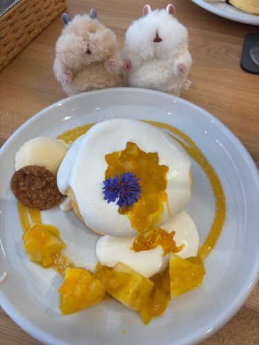 きなこでち！
パンケーキ食べてきたでち！🥞
トロピカルパンケーキでち！
マンゴーソースとパイナップルでち🥭🍍
ちょっと甘かったでちけど、美味しく食べたでちー！