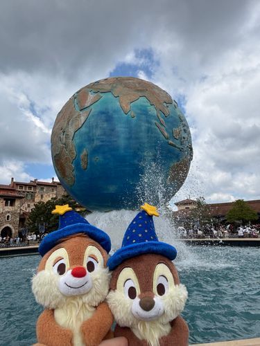 ちっぷぷ！
ディズニーシーのモニュメント？の前で写真撮ったぷ！
噴水みたいになってたぷー！