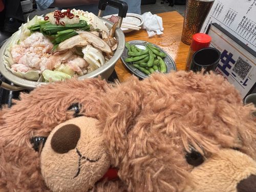 びびちゃんび！
大都会Tokyo最終日の夜は、もつ鍋と焼き鳥のお店に行ってきたび！！
大都会Tokyoに着いた日に見てて気になってたお店び！
人気店らしく、常に満席で、予約してない人は断られてたびから、入れてラッキーだったび！
モツも焼き鳥もめちゃくちゃうまうまだったび……今も食べたくなるくらいび……
さいこー！！！！び！！
