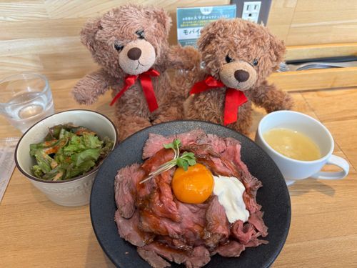 びびちゃんび！
ニンゲンがお気に入りのカフェでローストビーフ丼食べたび！
ここのカフェはローストビーフ丼だけじゃなくて、ほかのもうまうまなんびよね〜😆😆