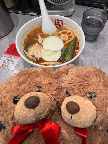 びびちゃんび！
前から食べてみたかった、麻辣湯をついに食べたび！！！！！
連休中ってのもあって、2時間も並んだびよ〜
でも、めちゃくちゃ美味しかったびから、並ぶ価値ありだったび！
辛いのは苦手びから、0.5辛にしたんびけど、それでも結構辛かったび……💦
自分で好きな具材を選べるのが楽しかったび！