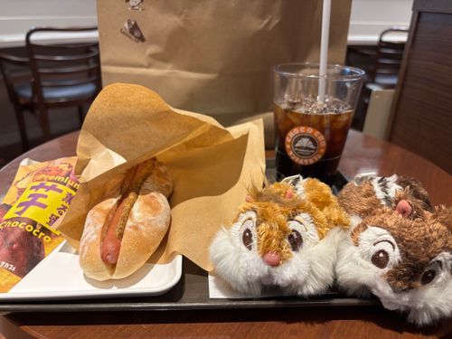 ちっぷぷ！
ニンゲンが大好きなサンマルクに行ってきたぷ！
引っ越してからサンマルクが遠くなったぷから、近くに来た時は寄るようにしてるぷ！
期間限定のチョコクロは芋だったぷ！
どっちのパンもうまうますぎたぷー！