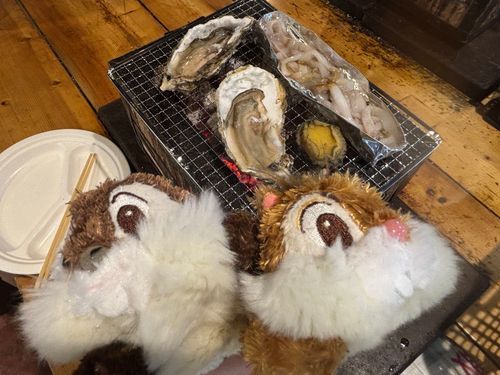 ちっぷぷー！
何週間も海鮮食べたい欲が続き……遂に食べに行ったぷ！
ここは市場で食べたいものを買って、焼いて食べれるから、さいこーなんぷ！！
今年初の牡蠣も食べれて大満足ぷよー！！！！！