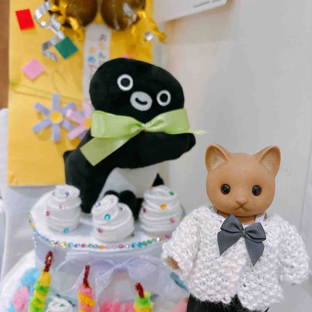 Suicaのペンギン引退のニュース。さみしさこらえて上野のペンスタに行ってきました🐧☕｡* ◌
ペンギングッズを求めるひとたちで大行列ができていたよ🐱

とうきょう生まれとうきょう育ちのぼく(とかいぬし)はただたださみしい…😢