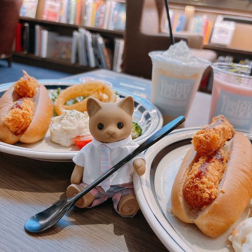 幻のエビフライパン！！！🍤✧*｡

かいぬしとおねえちゃん(かいぬし娘)の推し活に同行。おいしくてたのしくて思わず踊りだしちゃった！

🐱「ようこそ〜♬」