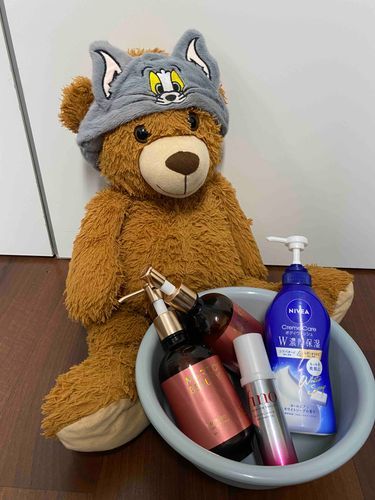 おはようみんな🧸🌞

今日は珍しく早起きしたから
朝シャワー🚿行ってくるで🧸

みんなオススメのシャンプーある？
僕はモロッカンオイルのピンク最近使ってみたけど、匂いが美味しそう(本当はお花の大人っぽい香り)でお気に入りやで〜🧸🌼

最近流行りのヘアバンドはトムとジェリーのトムや🐱🧸❣️
