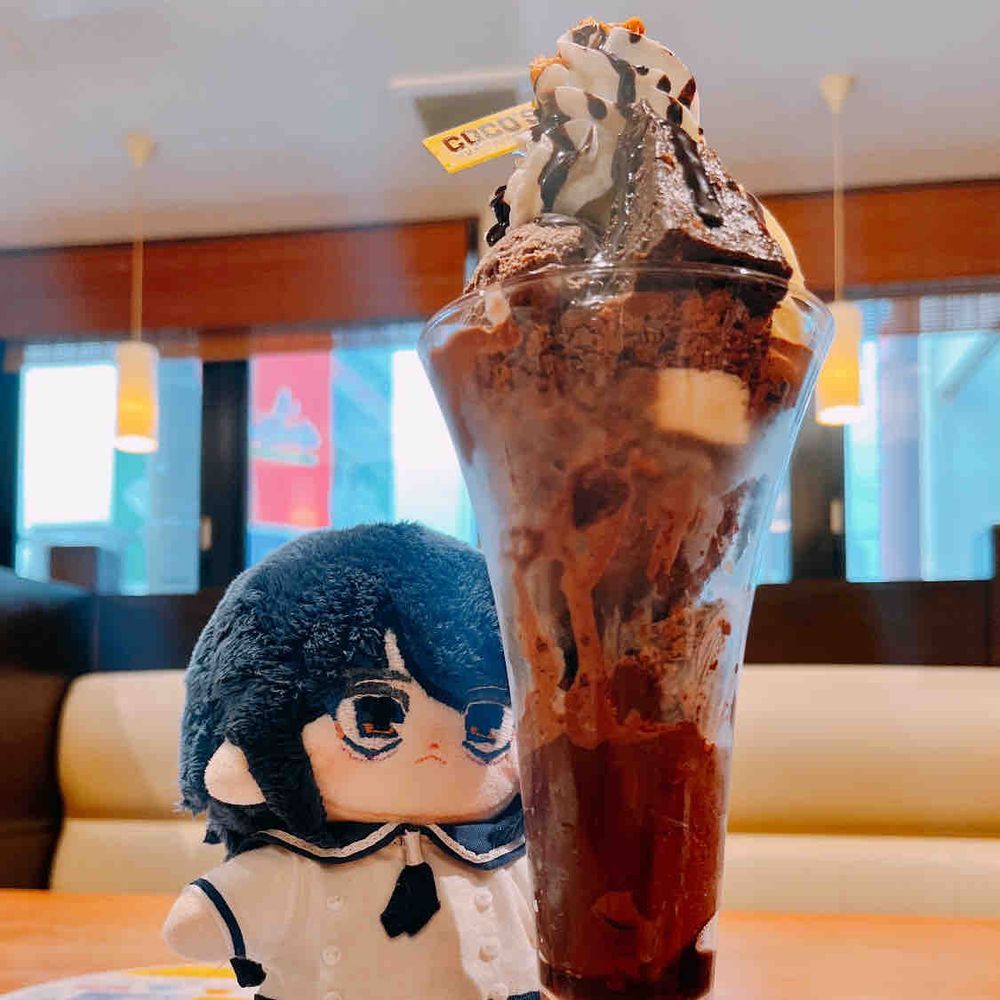 大きいパフェを食べました🍨
僕より背が高い...
