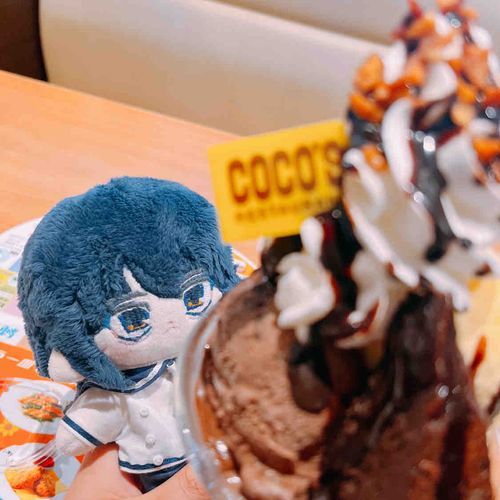 大きいパフェを食べました🍨
僕より背が高い...