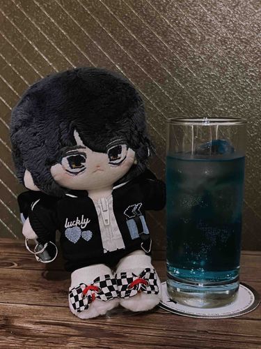 今日は管理人さんとカクテルバーに行きました。
コレは俺にそっくりなカクテルらしいです...
後味が少しほろ苦いんだそうです
