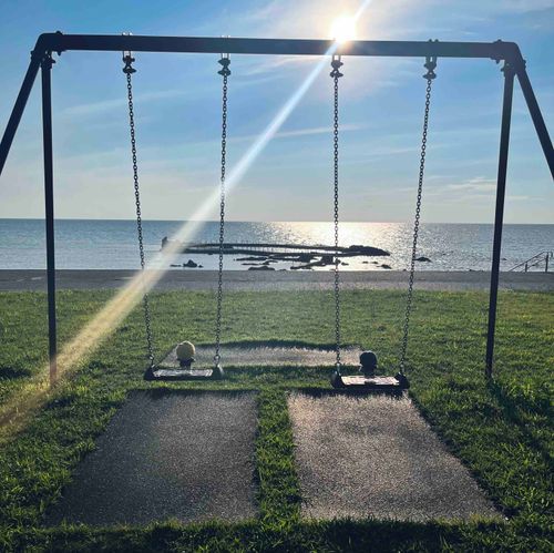ゆうとまた海に行ったのですが、途中でブランコに乗ってきました。
ゆうに合わせて全力で漕いだら、途中で酔ってしまいました。
海に沈んでいく夕日がとても綺麗で、ゆうの髪も反射でキラキラしていました。