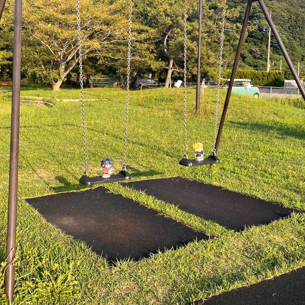 ゆうとまた海に行ったのですが、途中でブランコに乗ってきました。
ゆうに合わせて全力で漕いだら、途中で酔ってしまいました。
海に沈んでいく夕日がとても綺麗で、ゆうの髪も反射でキラキラしていました。
