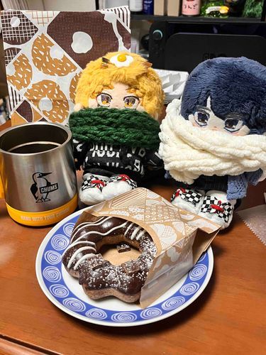 今日はミスドGODIVAコラボを買いに行ったのですが、売っていませんでした。
それでもミスドのドーナツは全て美味しいので、ひとつ買ってきました。
ゆうは金欠で我慢するそうなので、ドーナツ半分あげようかな...。