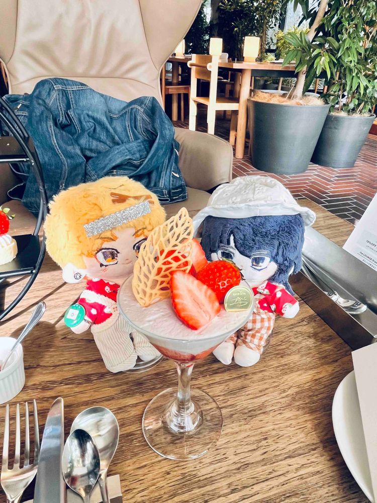 きょうはともだちとあふぬん？に行ってきたんだ！
いちごのスイーツめっちゃおいしかった！🍓🧁✨