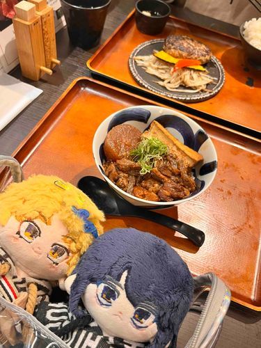 ちょっとぜいたくなホルモン丼だって〜✨✨✨
トロトロでうまかった〜！