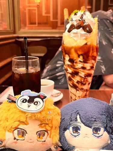 俺の背より大きいパフェを食べました。