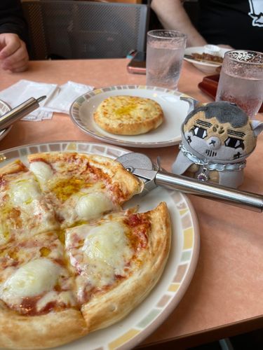 サイゼのピザ🍕美味しいよね〜チーズフォカッチャも美味しかった🥰