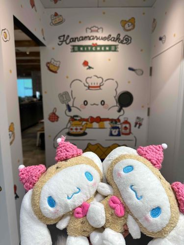 かえってきたからいっぱいおはなししちゃう！
これいりぐちね。中はいったら、テーブルちっちゃいからおくまたちはのれないよって言われた。
ごはんだけもらえないのひどくない？？もー。