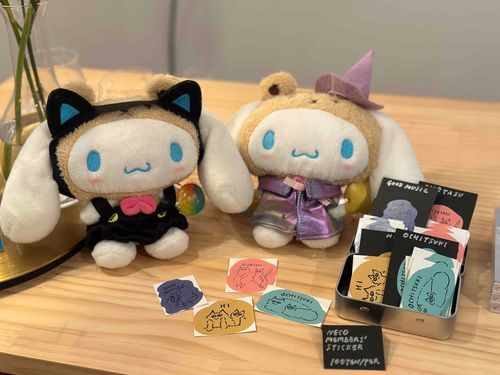 おはよー。あのね、ねこのおねえちゃんっていう、にんげんのおともだちがいるんだけど、これねこのおねえちゃんがつくってる、ねこシール！
なんかオシャレでかわいくない？♪
ぼくもハロウィンのときだったから、ねこちゃんきてるよ。