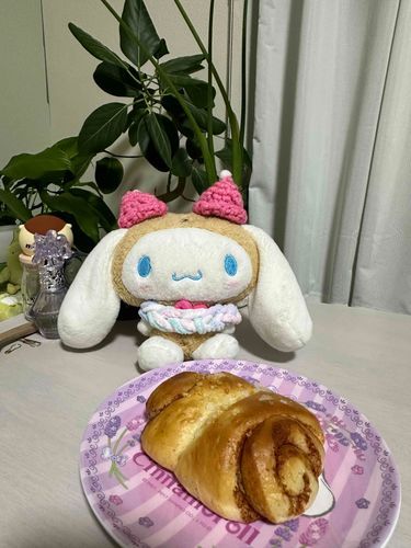 こんばんは♪ぼくはテディもんです。おくまちゃんの、双子の弟です♪
本当は別におうちがあるんだけど、いつもお泊まりさせてもらってるの〜。
こちらはぼくの大好きなシナモンロールです！ぼくのしっぽと似ているし、甘くてふわふわで、いい香りがして、大好きなんだ〜♡