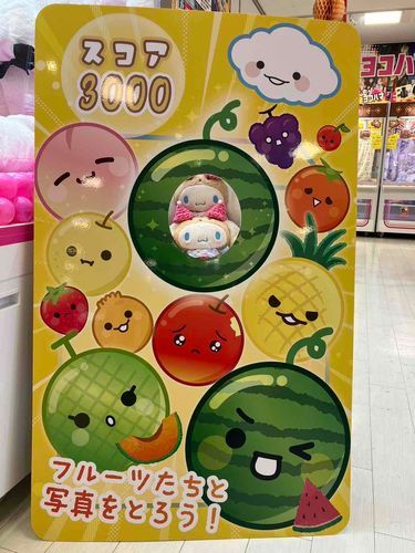 こんにちはー。
ぼくね、このまあるいやつからおかお出すの大好きなんだよね。
みんなもどっかで見つけたら、どこにあったよーっておしえて！おかお出しに行く〜