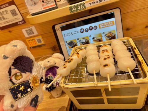 しのぬい「にんにん…ににんにににん！（忍法…火遁の術！）」

マヨぬい「ヒィッ！ヒィ…♡（ああっ！お団子（しのぶ）がお団子を焼いてますぅ…なんて愛らしい♡」

人間「火傷しないようにね〜」